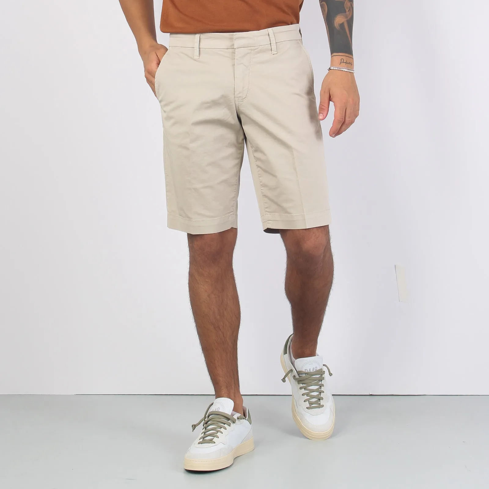 Bermuda Gabardina Slim Fit Carne Medio