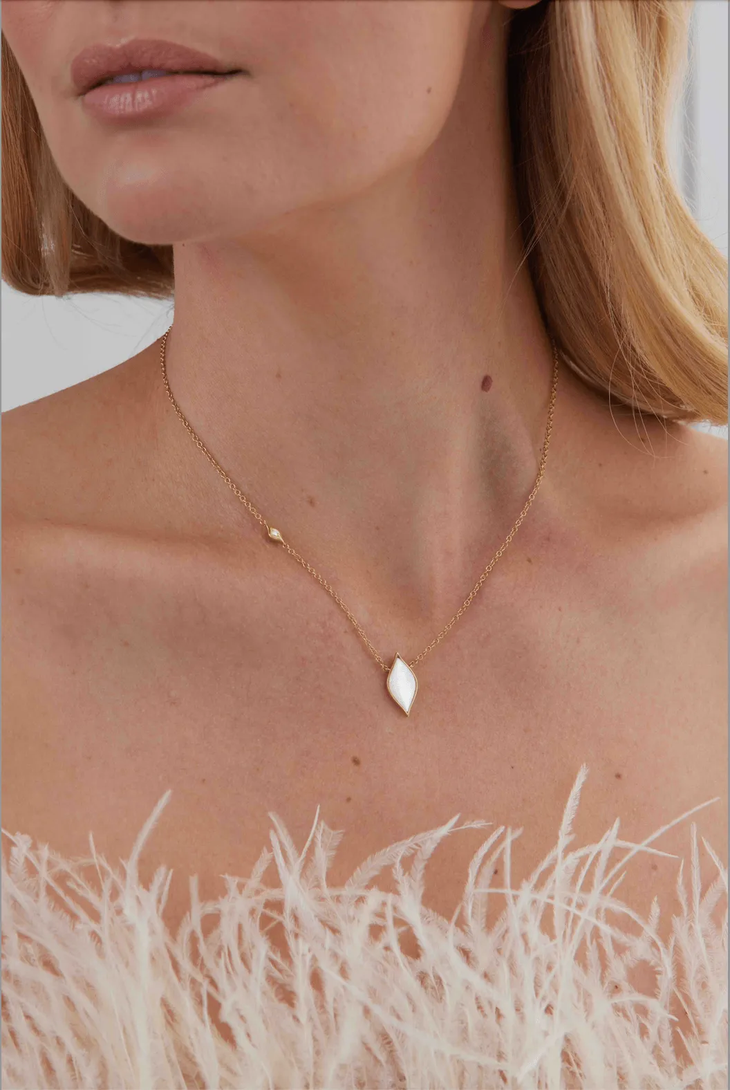 Donna Mother of Pearl and Gold Vertical Pendant Necklace