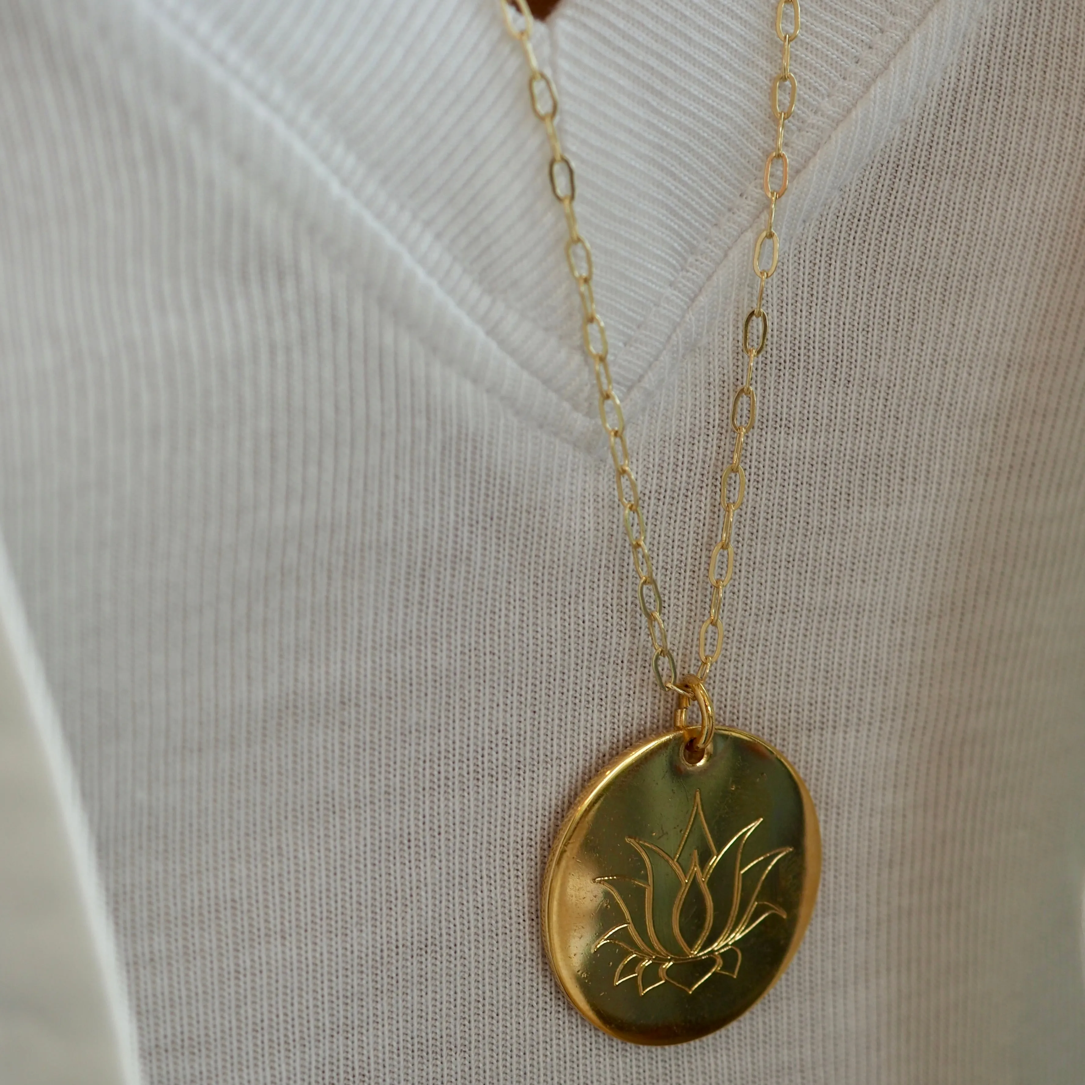 LOTUS 1.1/4  DISC NECKLACE