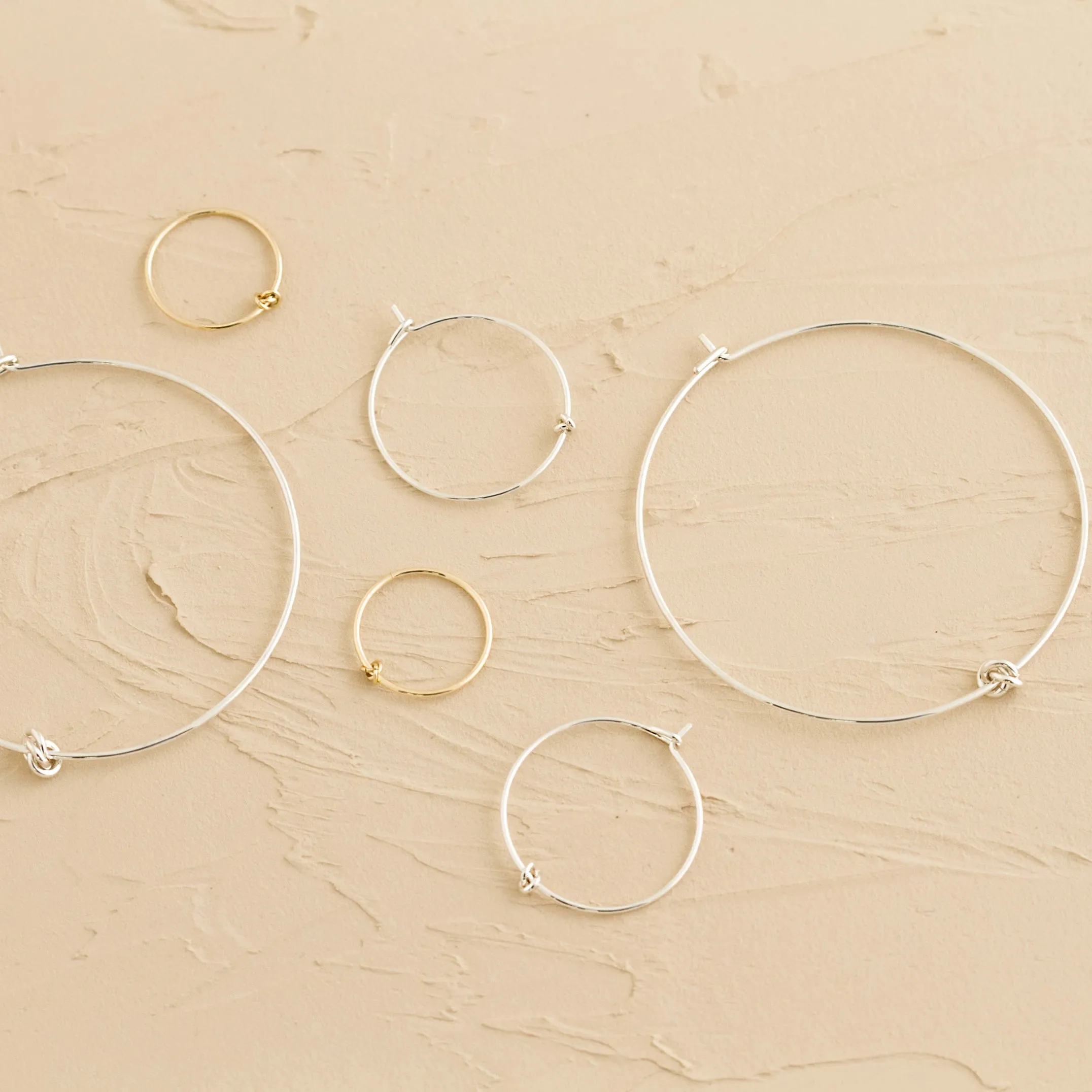 Prélude Sleeper Hoop Earrings – 10k Yellow Gold